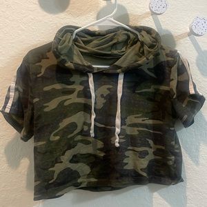 Camo crop hoodie